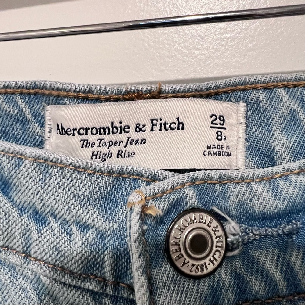 NWT Abercrombie & Fitch Women's The Taper Jean High Rise Light Wash Size 29/8 R - Picture 6 of 13